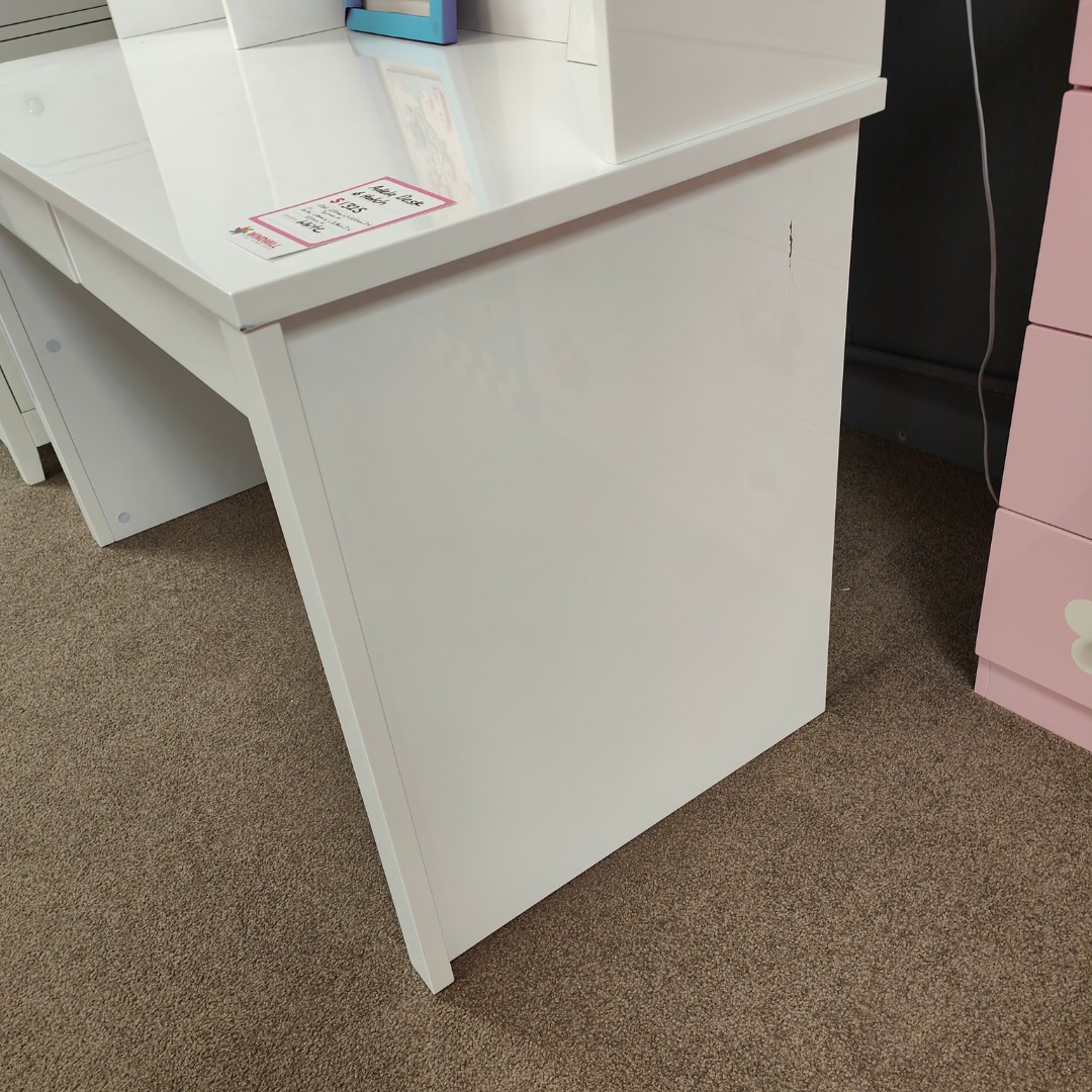 Adela desk damage2