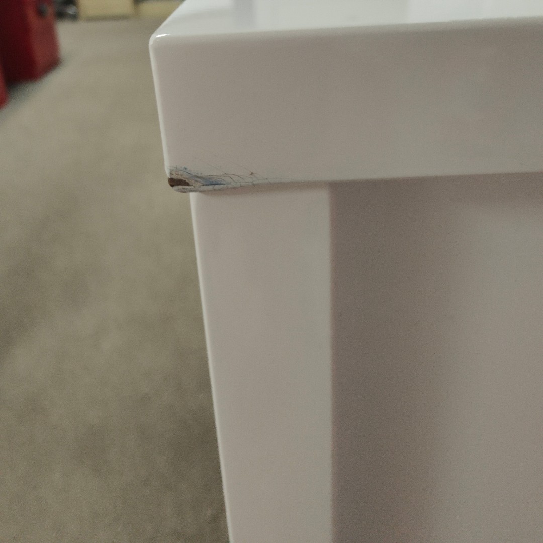 Adela desk damage3